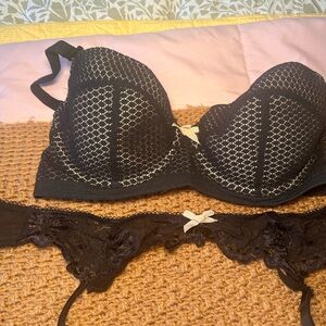 Elle Macpherson woman’s bra size 36C black lace
